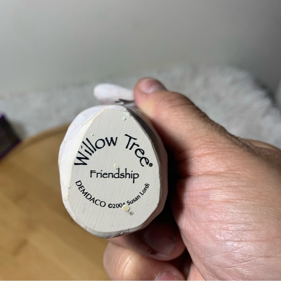 Willow Tree Demdaco FRIENDSHIP Girl Holding Flowers Figurine - Picture 3 of 3